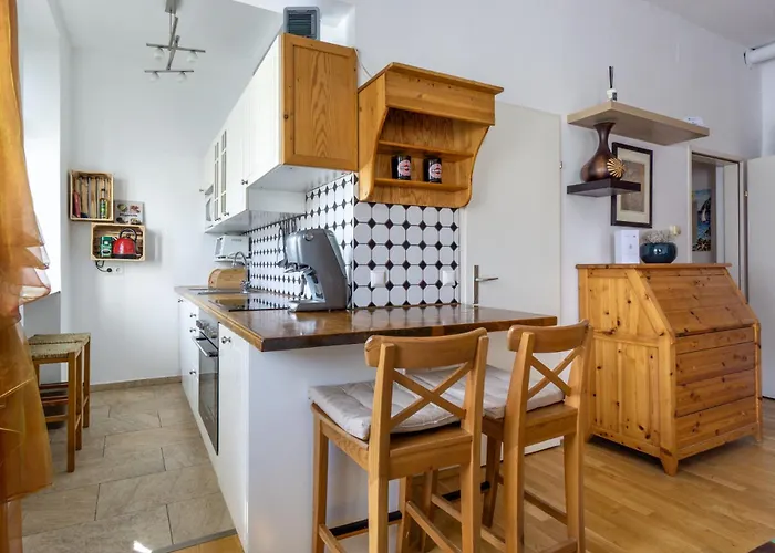Next To Stadthalle&westbahnhof Apartment *